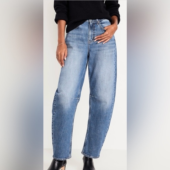 Old Navy High-Waisted Barrel Full Length Jeans in Medium Wash - Picture 7 of 13